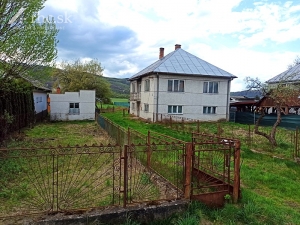 Pozemok na výstavbu s domom blízko mesta - Breznica